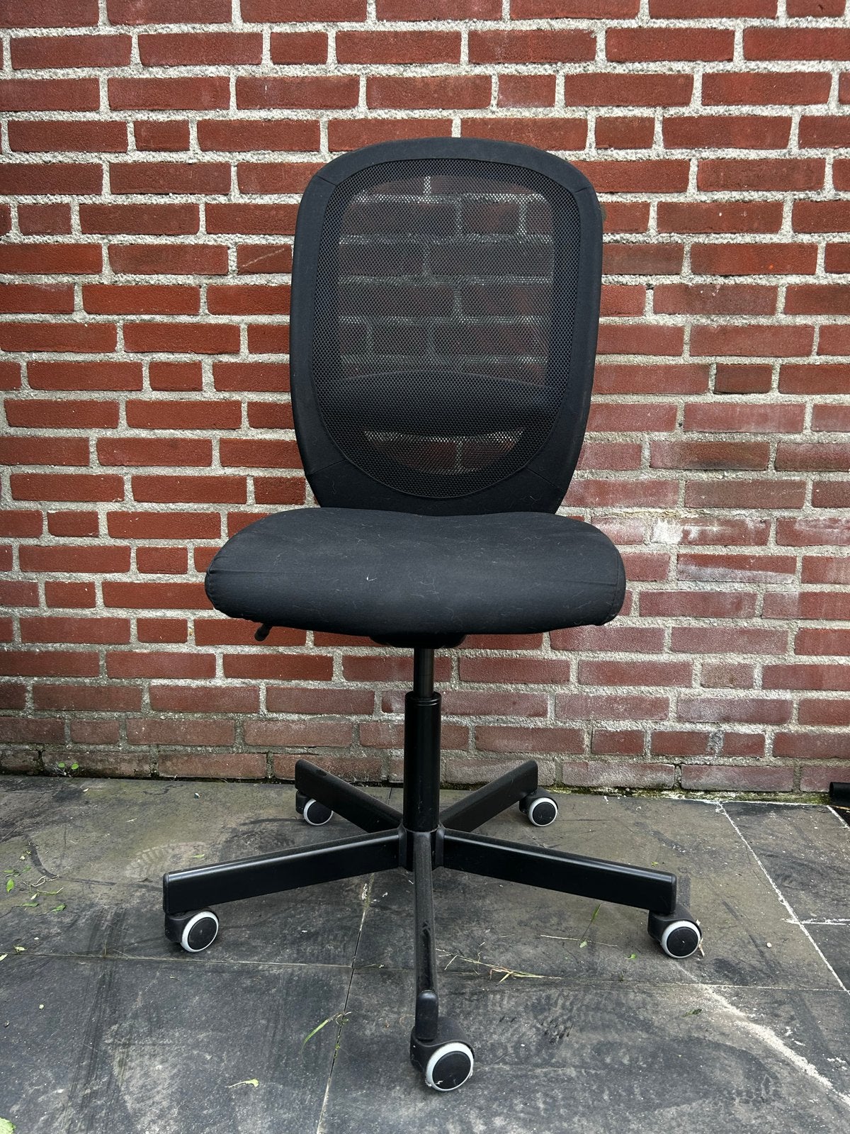 Zwarte bureaustoel met mesh rugleuning, Ophalen, Zo goed als nieuw, Zwart, Bureaustoel