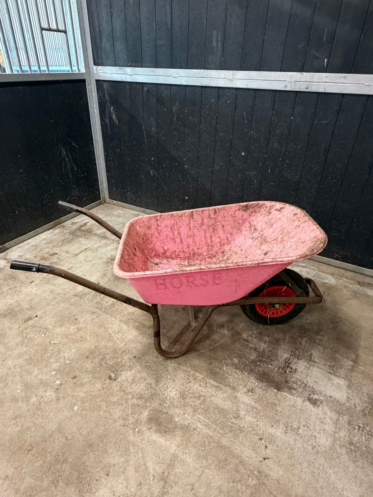 Roze kruiwagen - Ideaal voor tuin en stal, Tuin en Terras, Ophalen, Gebruikt, Handmatig, Eenwielig