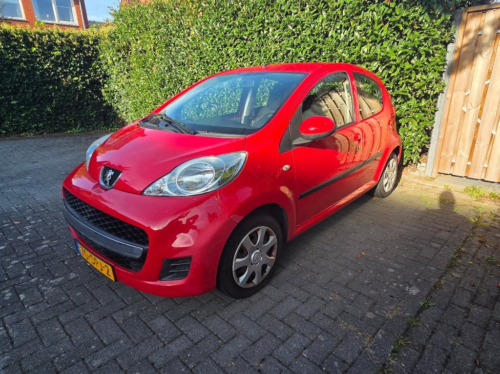 Peugeot 107 1.0 12V 5DR 2011 Rood, Auto's, Voorwielaandrijving, 4 stoelen, 68 pk, Origineel Nederlands