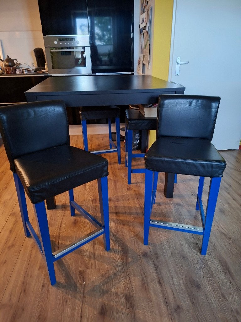 Foto 3 van Zwarte eettafel 110x110x95 met 4 zwartblauwe barkrukken