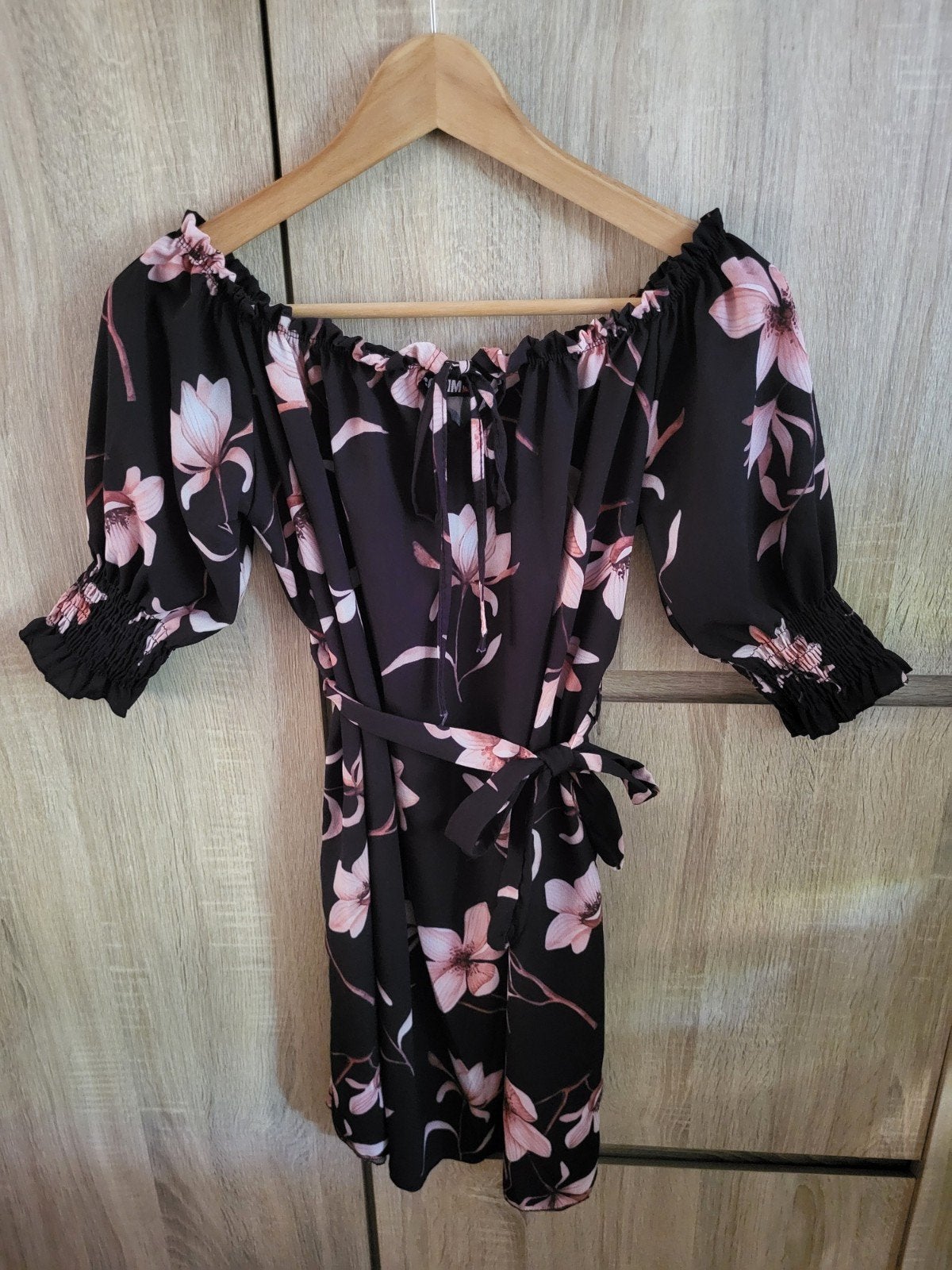 Zwarte off-shoulder jurk met bloemenprint, Zwart, Ophalen of Verzenden, Zo goed als nieuw, Maat 36 (S)