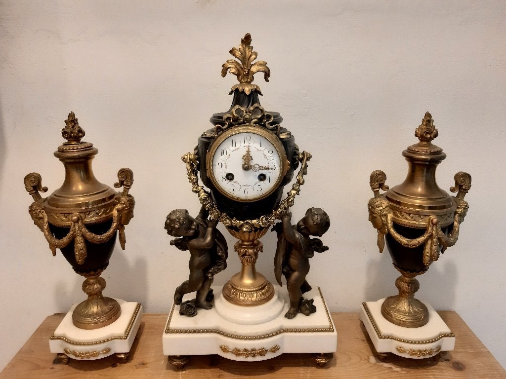 Antiek frans marmeren klokkenstel., Ophalen of Verzenden