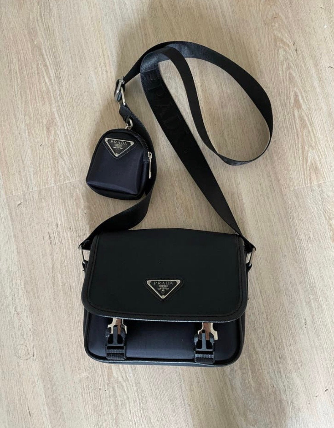 Zo goed als nieuwe zwarte Prada schoudertas, Sieraden, Tassen en Uiterlijk, Tassen | Schoudertassen, Verzenden, Zo goed als nieuw