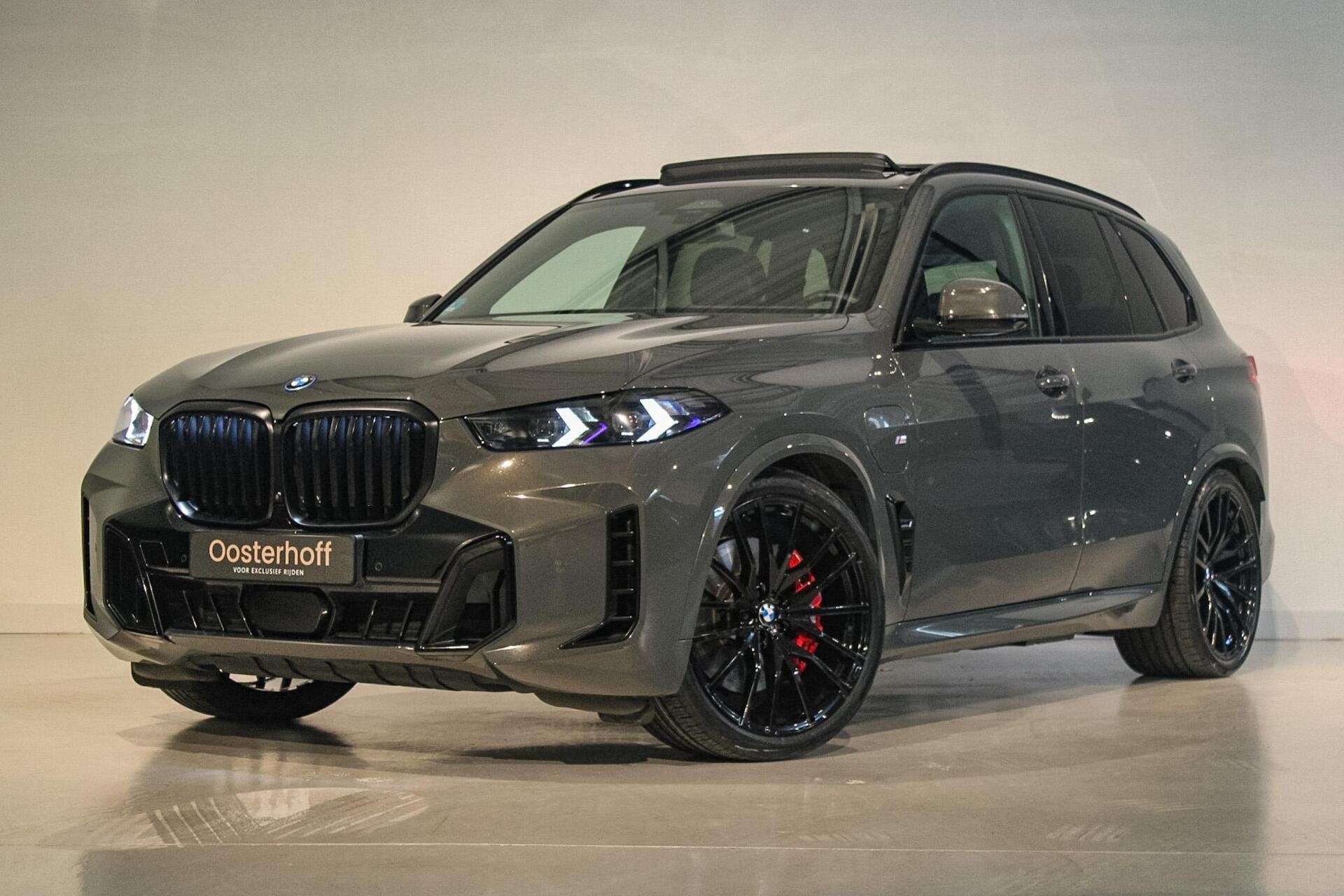 BMW X5 xDrive50e M-sport Pro PANO | DRAVIT | CARBON, Auto's, Automaat, Gebruikt, 2395 kg, Leder