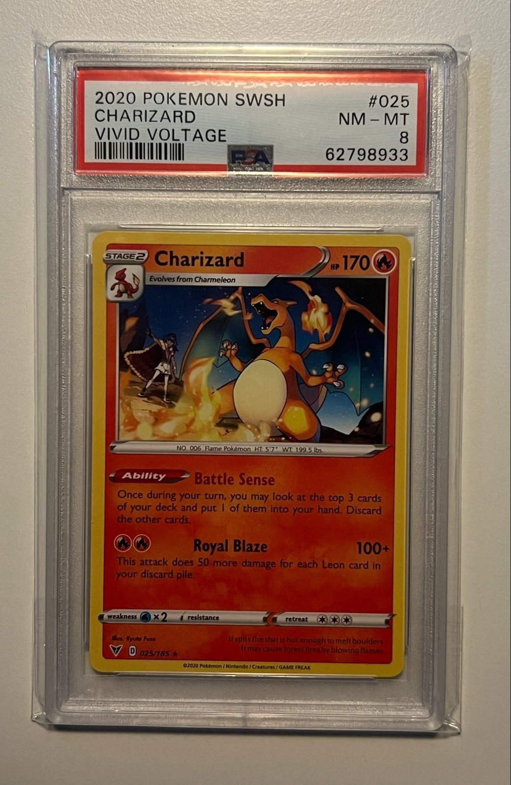 Charizard 025/185 - Vivid Voltage - PSA 8, Ophalen of Verzenden, Zo goed als nieuw, Losse kaart