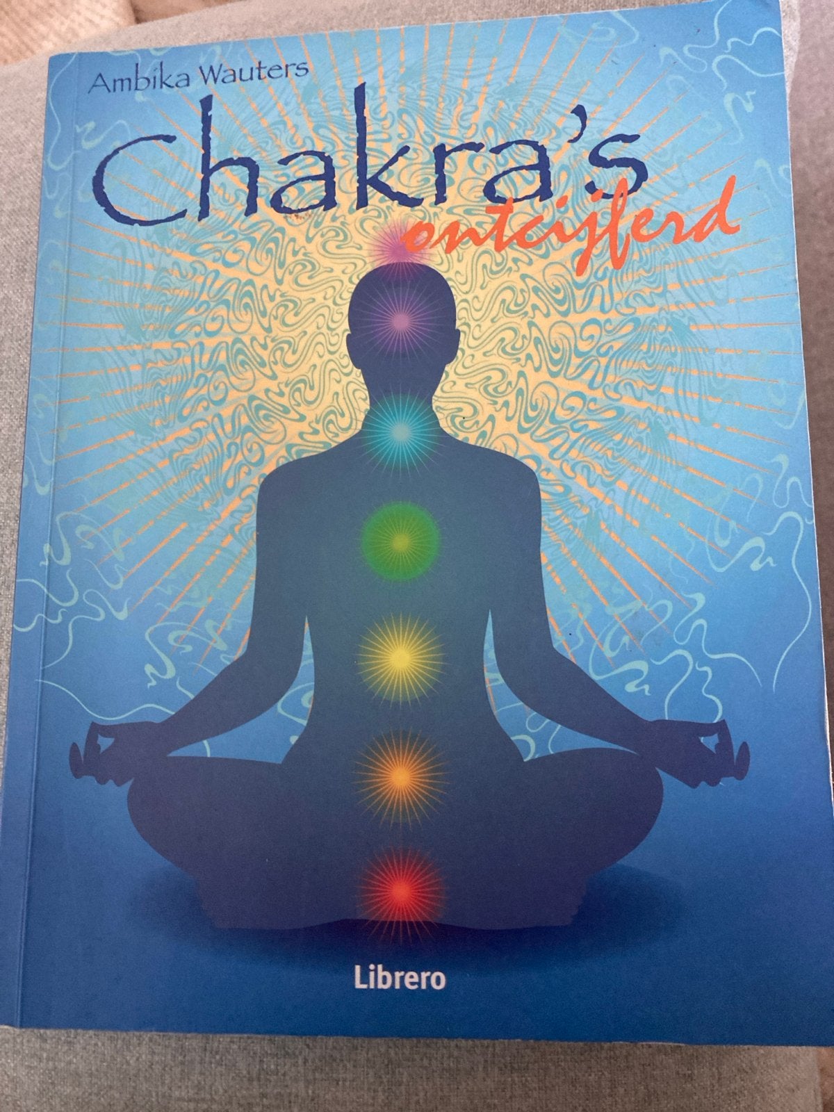 Chakra's ontcijferd - Ambika Wauters, Ophalen of Verzenden, Zo goed als nieuw, Spiritualiteit algemeen, Achtergrond en Informatie