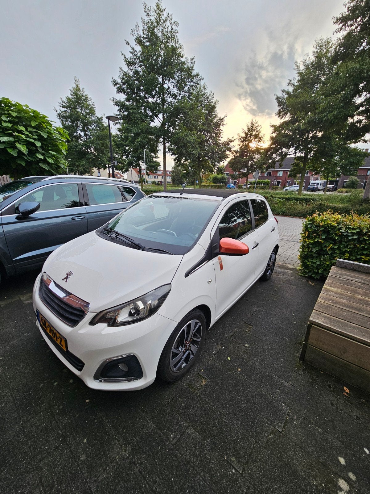 Peugeot 108 Roland Garros Cabrio | 98.000 km, Voorwielaandrijving, 31 €/maand, 1199 cc, 840 kg