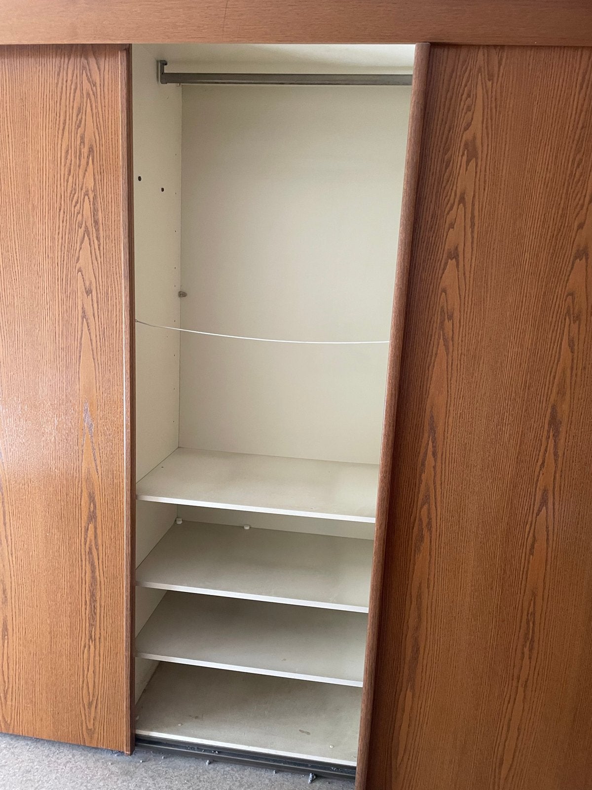 Robuuste en ruime kledingkast met schuifdeuren en planken, Huis en Inrichting, Kasten | Kledingkasten, Ophalen, Met plank(en)