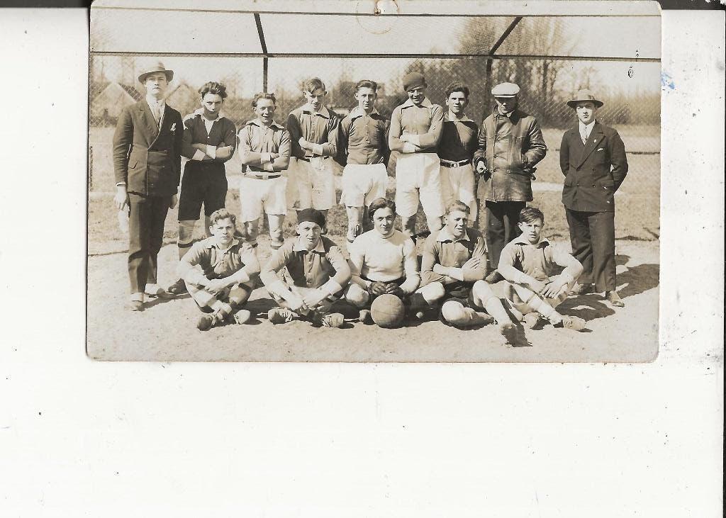 Honselersdijk Voetbalelftal SVH met alpinopetten Fotokaart, Ophalen of Verzenden, 1920 tot 1940, Ongelopen, Zuid-Holland