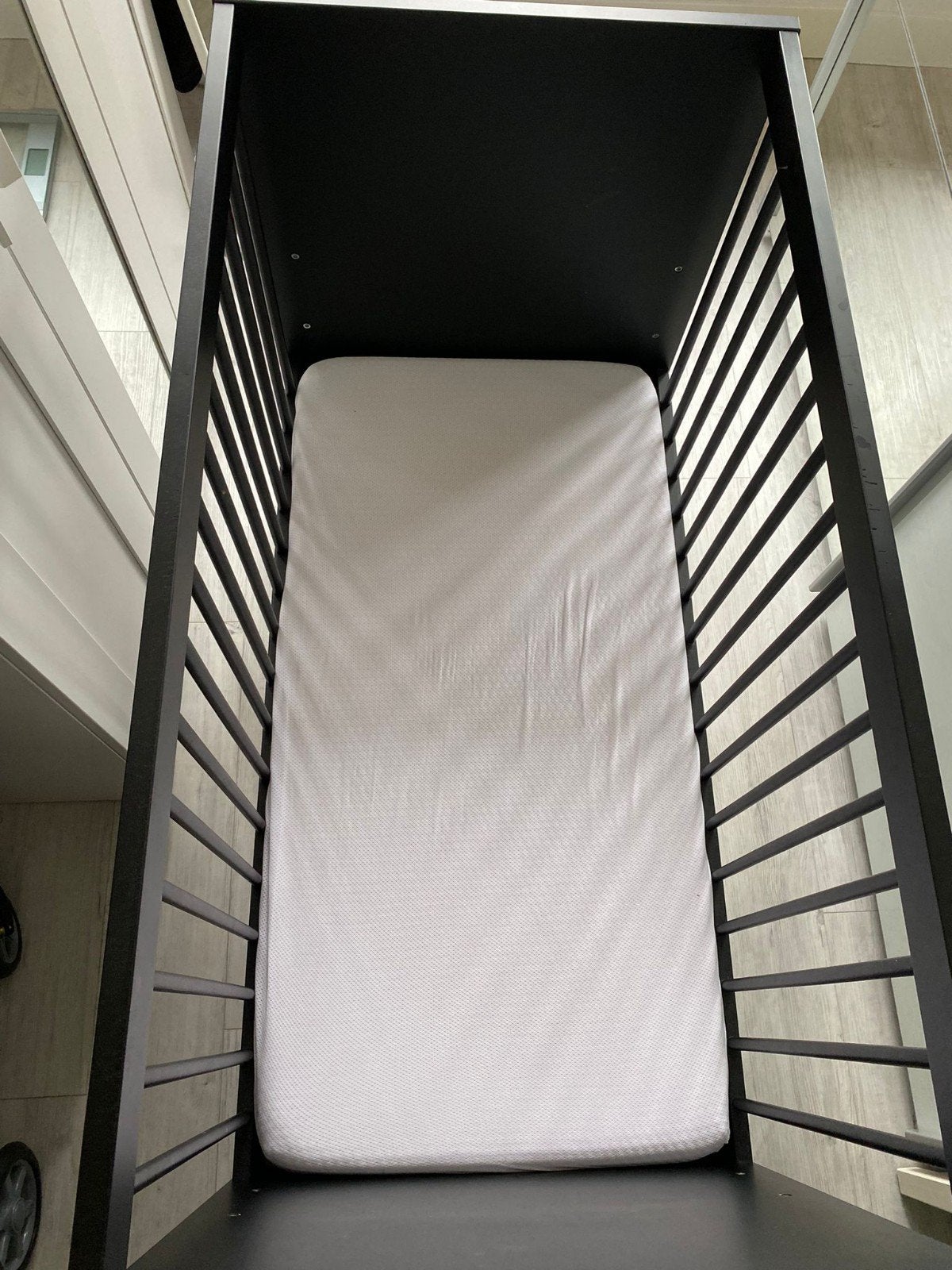 Kidsmill Ledikant met RVS poten - Zwart, Ophalen, Gebruikt, Ledikant