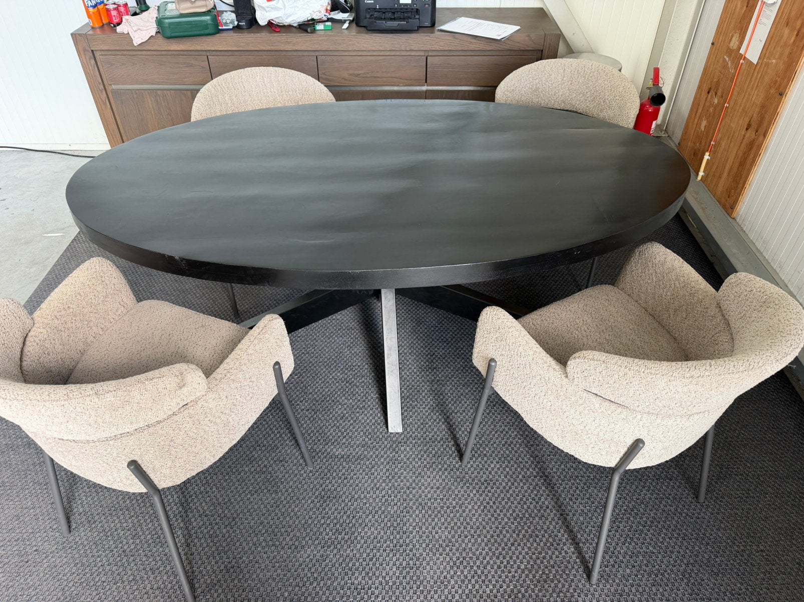 ovale eettafel + 4 bouclé stoelen – complete set, Ophalen, 100 tot 150 cm, 200 cm of meer, Zo goed als nieuw