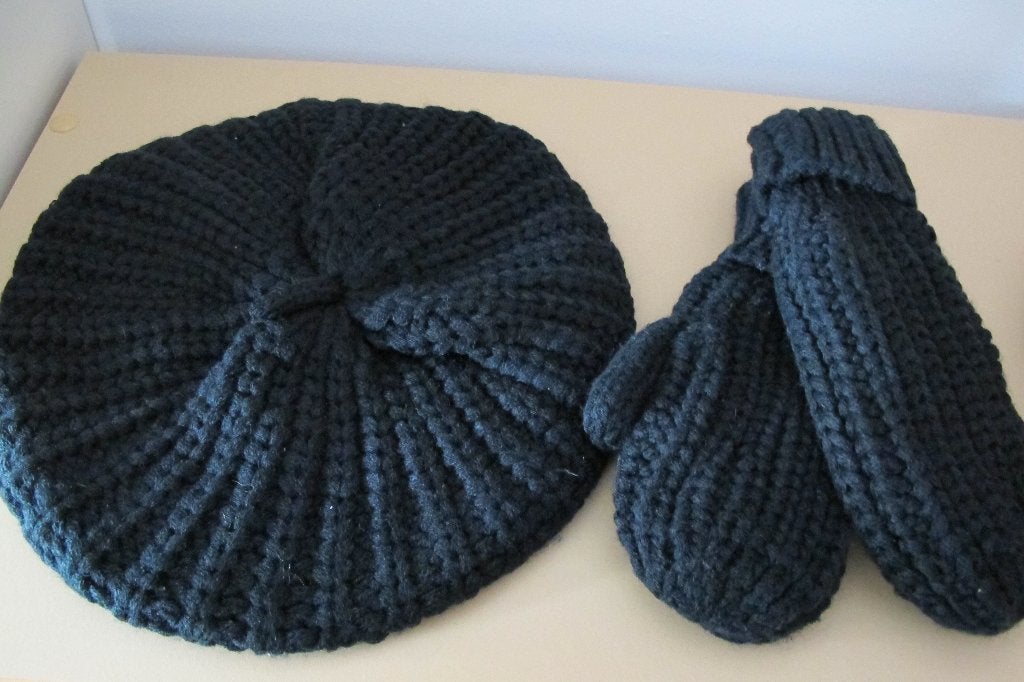 Black beret hat and gloves (Monki), Maat 38/40 (M), Nieuw, Ophalen of Verzenden, Monki
