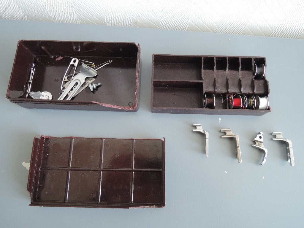 Diverse naaimachine voetjes en vijf spoeltjes, Hobby en Vrije tijd, Naaimachines en Toebehoren, Ophalen of Verzenden, Zo goed als nieuw