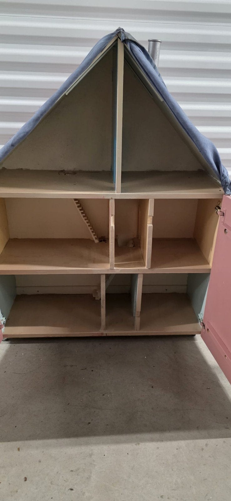 Gebruikt poppenhuis met roze buitenkant en schoorsteen, Ophalen, Gebruikt, Poppenhuis