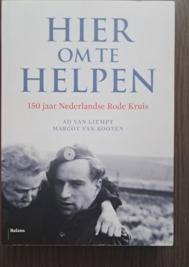 Hier om te helpen_jubileumboek van het Rode Kruis, Ophalen of Verzenden, 20e eeuw of later, Zo goed als nieuw, Ad van Liempt en Margot van Kooten