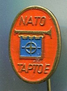 NATO Taptoe rood op koper speldje ( V_098a), Verzenden, Nieuw, Merk, Speldje of Pin