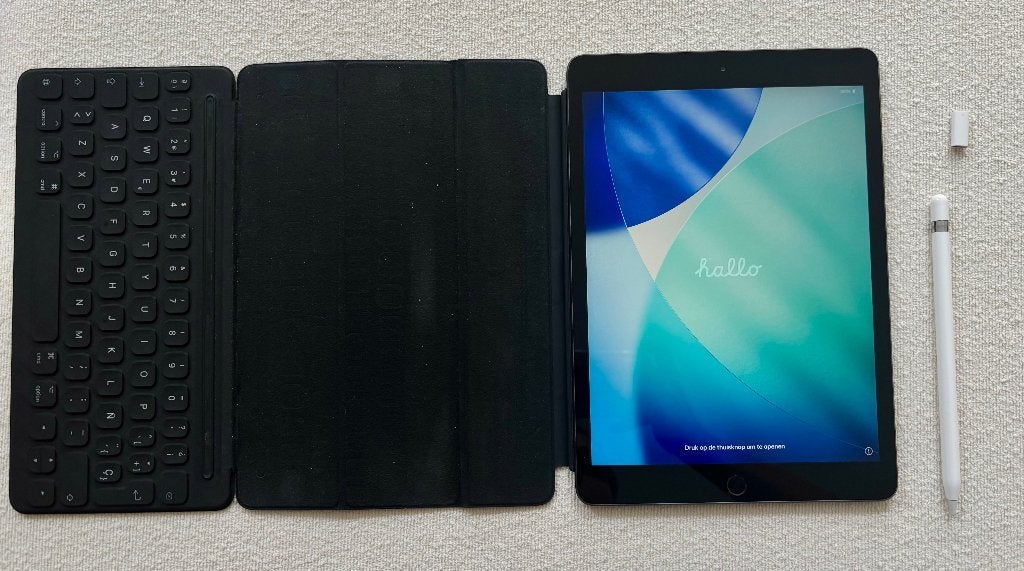 iPad 8th Generation 128GB WiFi + Apple Pencil + Keyboard, 10 inch, Apple iPad, Ophalen of Verzenden, Zo goed als nieuw