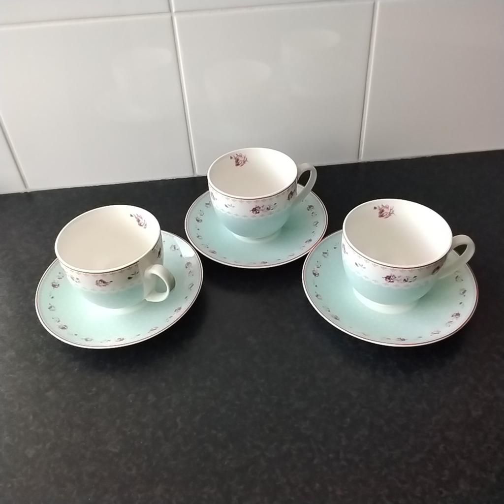 3 prachtige kop en schotels met fijne roosjes., Ophalen of Verzenden, Zo goed als nieuw, Overige stijlen, Kop(pen) en/of Schotel(s)