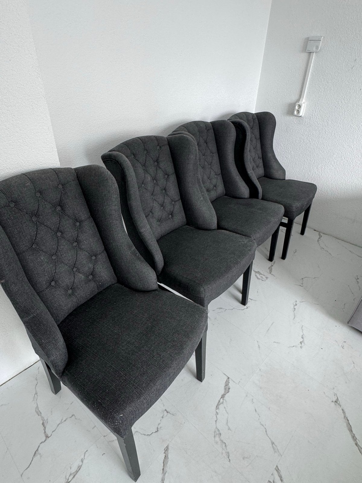 Set van 4 donkergrijze eetkamerstoelen met knopen, Ophalen, Gebruikt, Vijf, Zes of meer stoelen, Stof