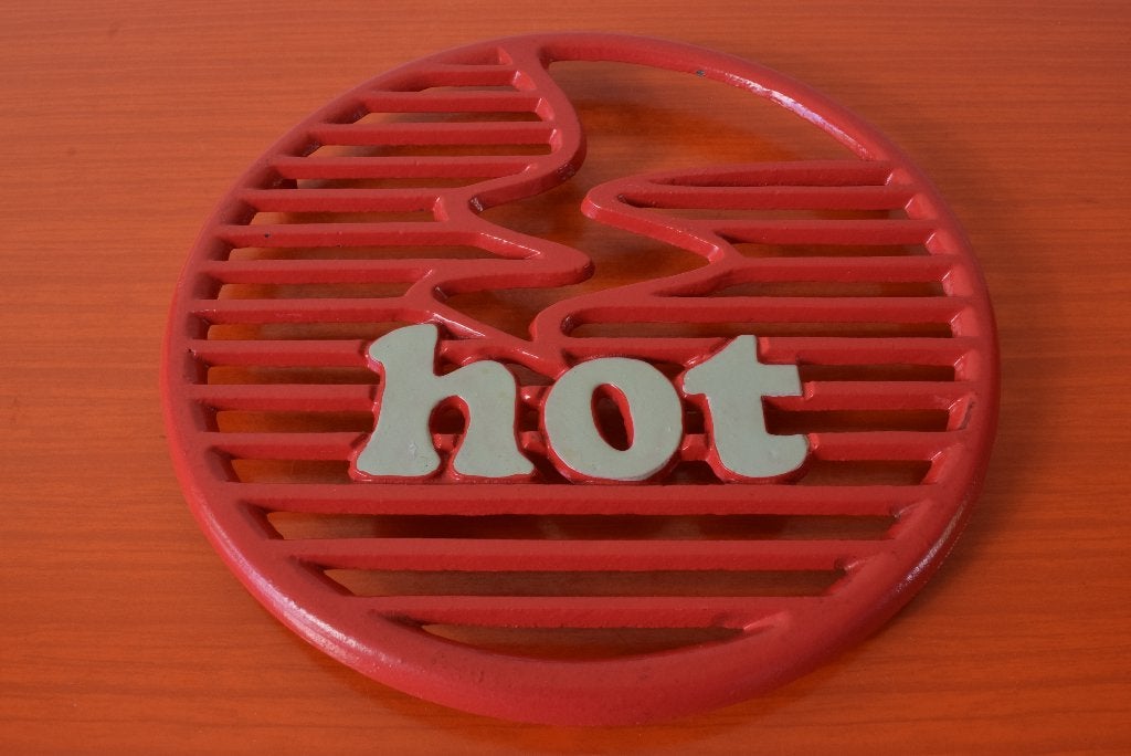Retro vintage gietijzeren HOT onderzetter - 1 of 2 stuks, Metaal, Ophalen of Verzenden, Pannenonderzetter, Hittebestendig