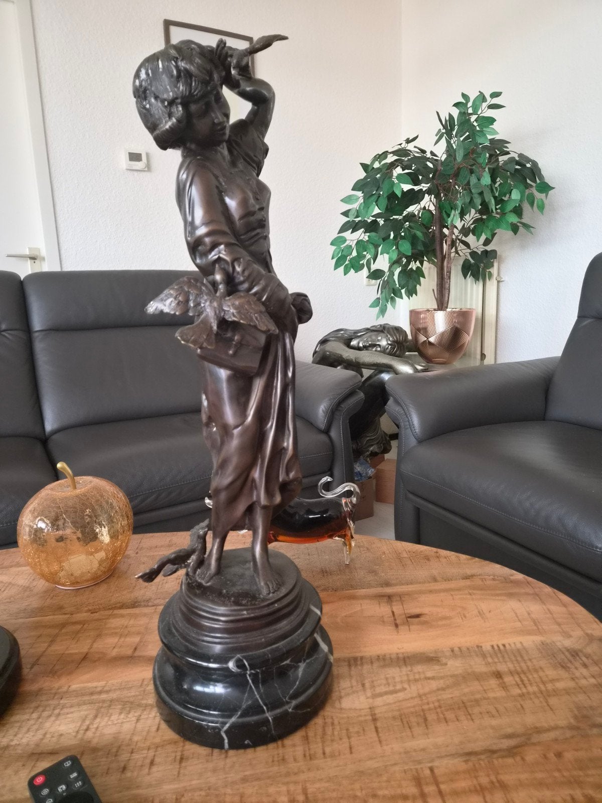 Bronzen beeld van een vrouw met vogels, gesigneerd, Antiek en Kunst, Ophalen, 50 - 100 cm, Brons, Bruin