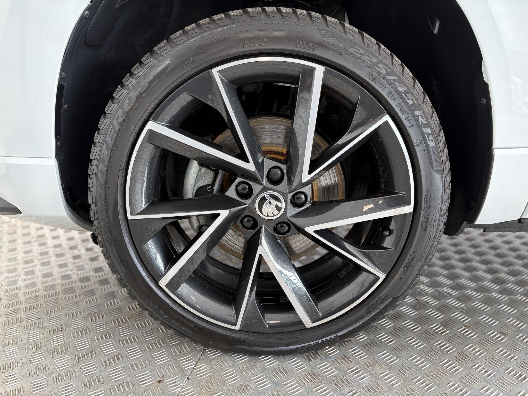 Skoda Karoq 1.5 TSI Sportline Business Carplay / Android, Auto's, Stof, 4 cilinders, Wit, 19 km/l