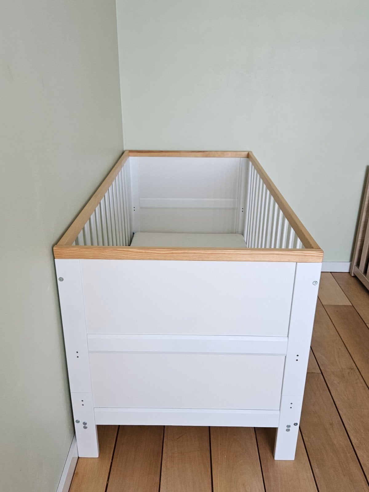 Wit ledikant met houten accenten en Aerosleep matras + Toppe, Ophalen, Gebruikt, Wit, Modern