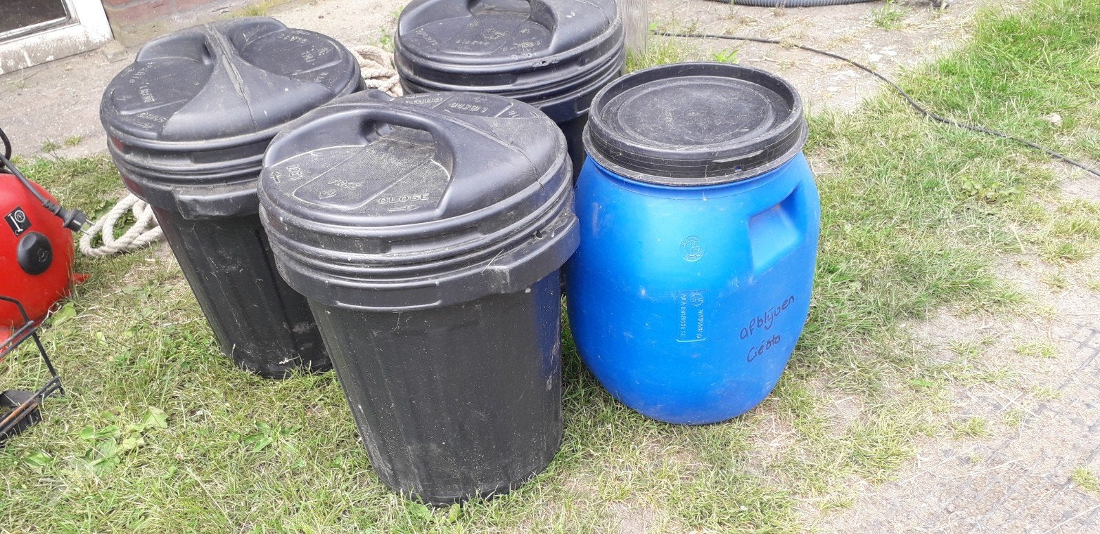 4 grote afsluitbare voertonnen, Ophalen, Vee