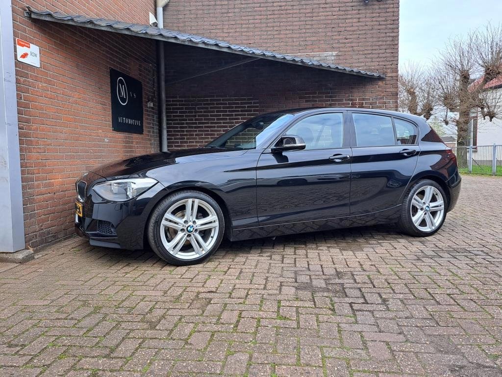 BMW 1-serie 116i High Executive M-Sport Pakket / Car Play /, 1-Serie, Euro 5, Zwart, 4 cilinders