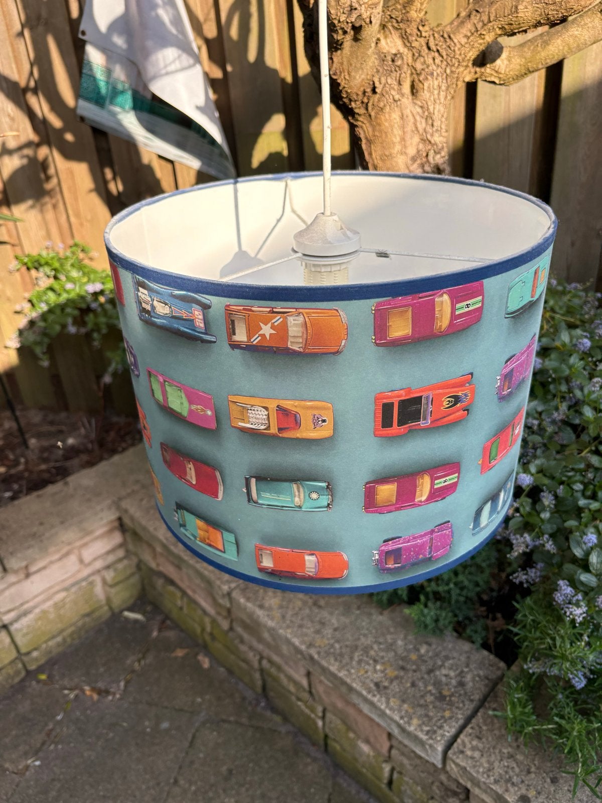 Leuke kinderlamp met auto's - Plafondlamp, Ophalen of Verzenden, Gebruikt, Textiel, E27 (groot)