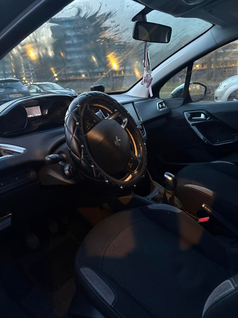 Peugeot 208 1.2 VTI 60KW/82PK 5-D 2015 Zwart, Vacatures, 33 - 40 uur, Vanaf 10 jaar, Overige vormen