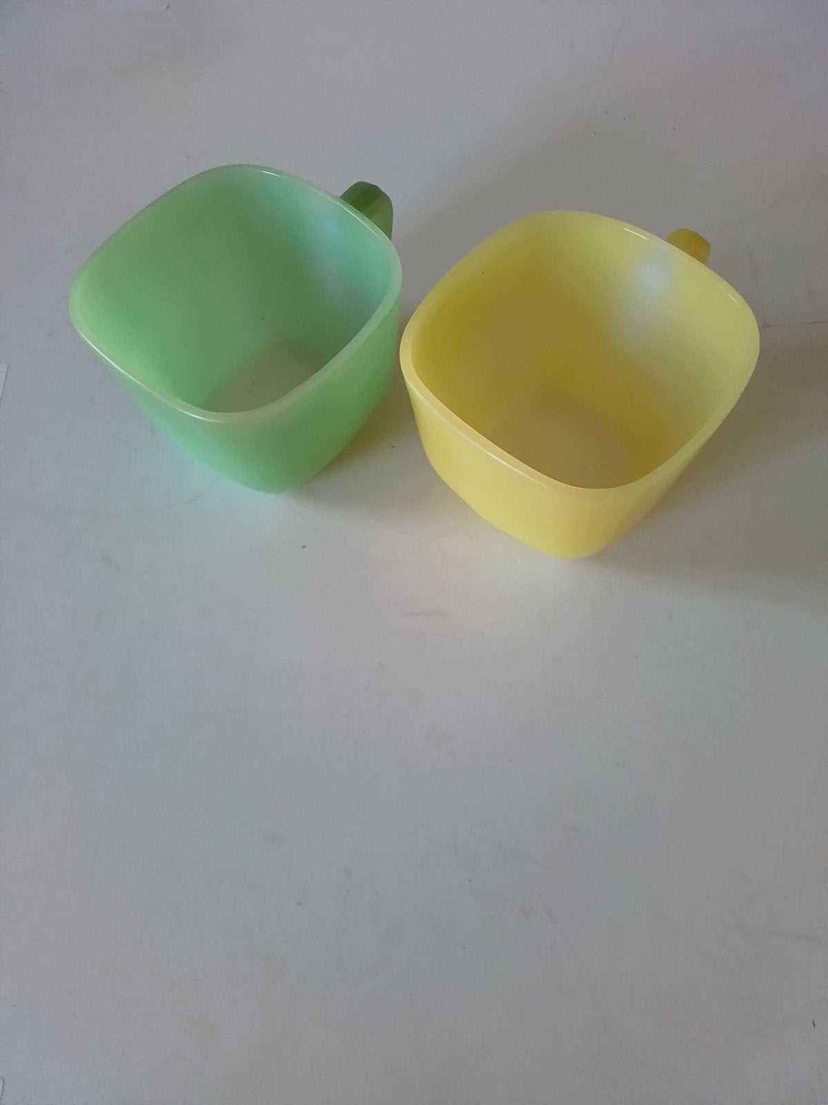 Twee Opale thee/ koffie kopjes, Ophalen of Verzenden