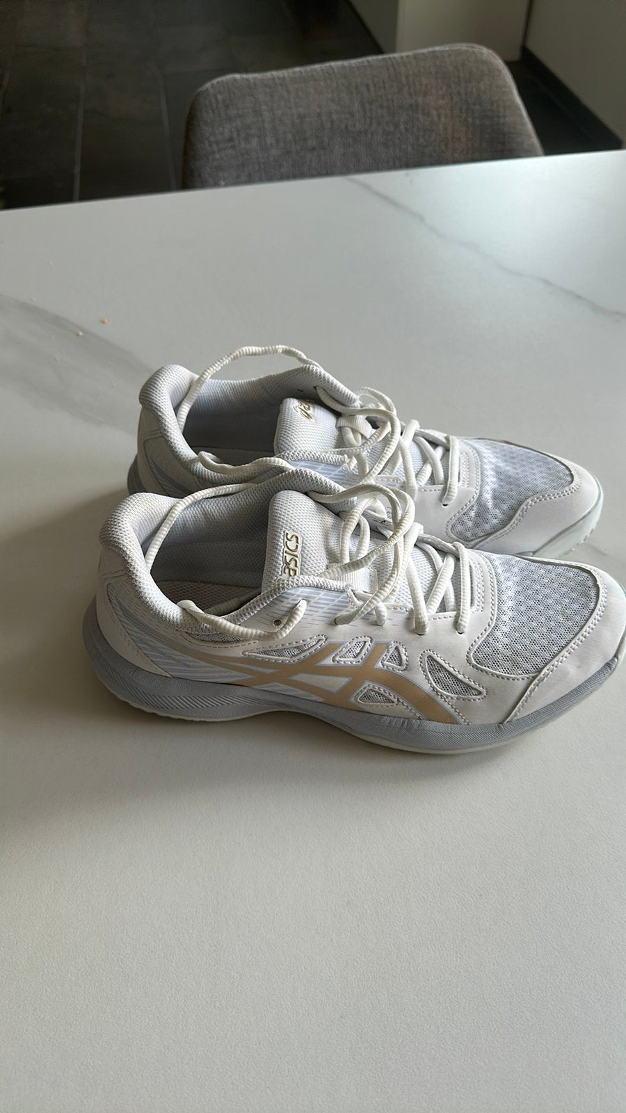 Asics korfbal zaalschoenen maat 40, Ophalen of Verzenden, Zo goed als nieuw, Schoenen