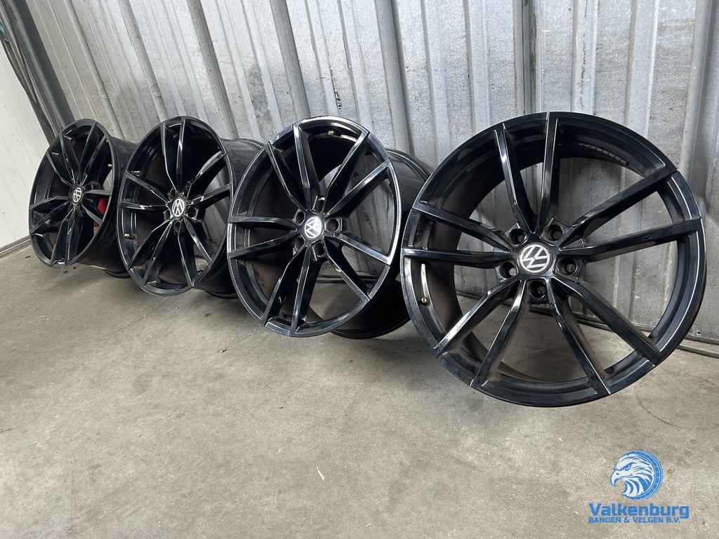 VW Golf 7 R Caddy Pretoria look 19 inch zwarte velgen 5x112