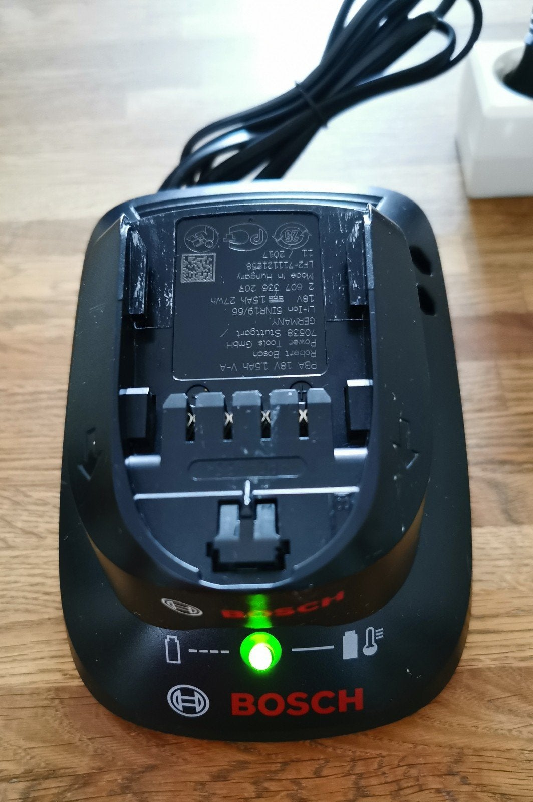 Bosch PBA 18V 1.5Ah Li-Ion Accu en AL2215 CV Oplader, Ophalen of Verzenden, Zo goed als nieuw, Overige typen