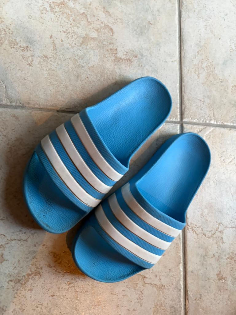 Adidas badslippers, Ophalen of Verzenden, Overige maten, Zwart