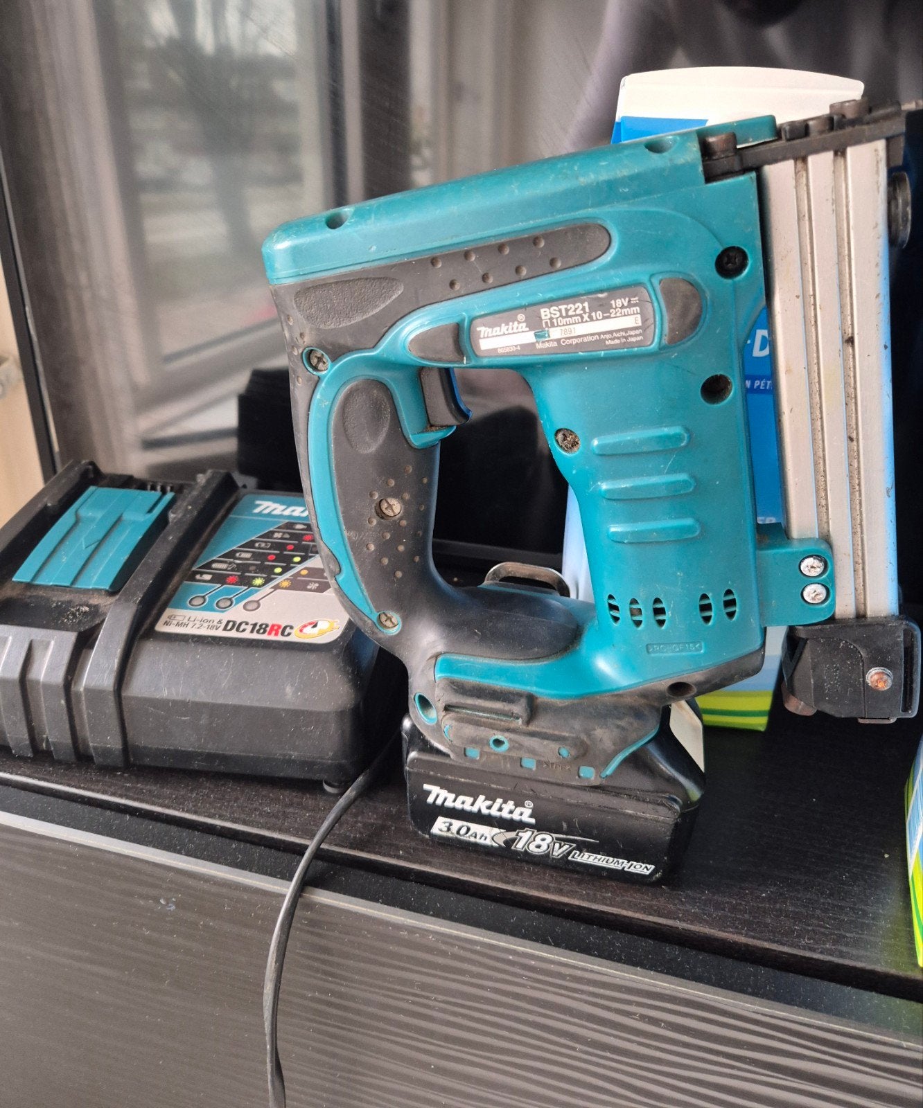 Makita Accu tacker met lader en accu, Ophalen of Verzenden, Gebruikt