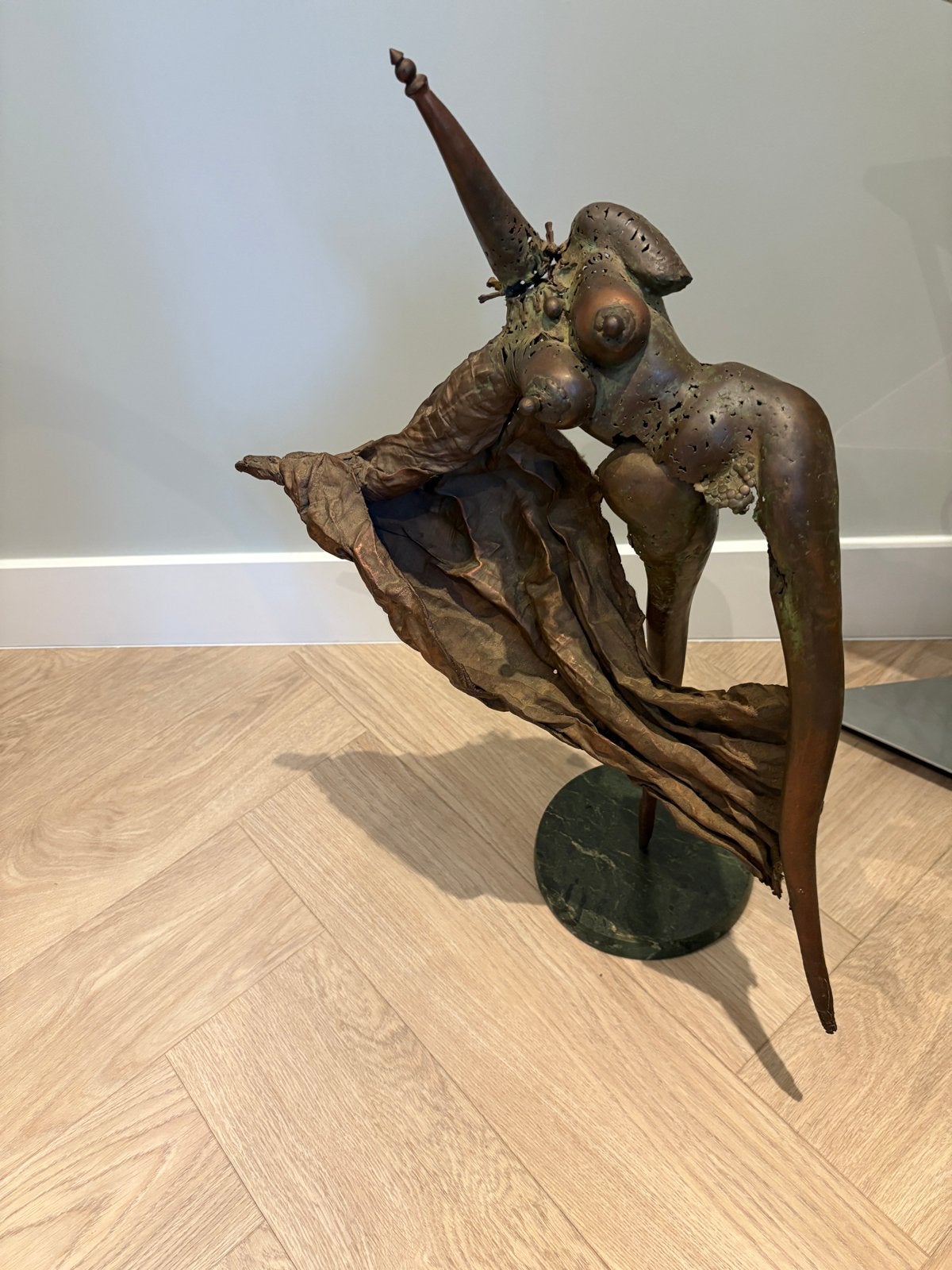 Bronzen beeld van dansende vrouw op marmeren voet, Ophalen, 20 - 50 cm, Beeld, Bruin