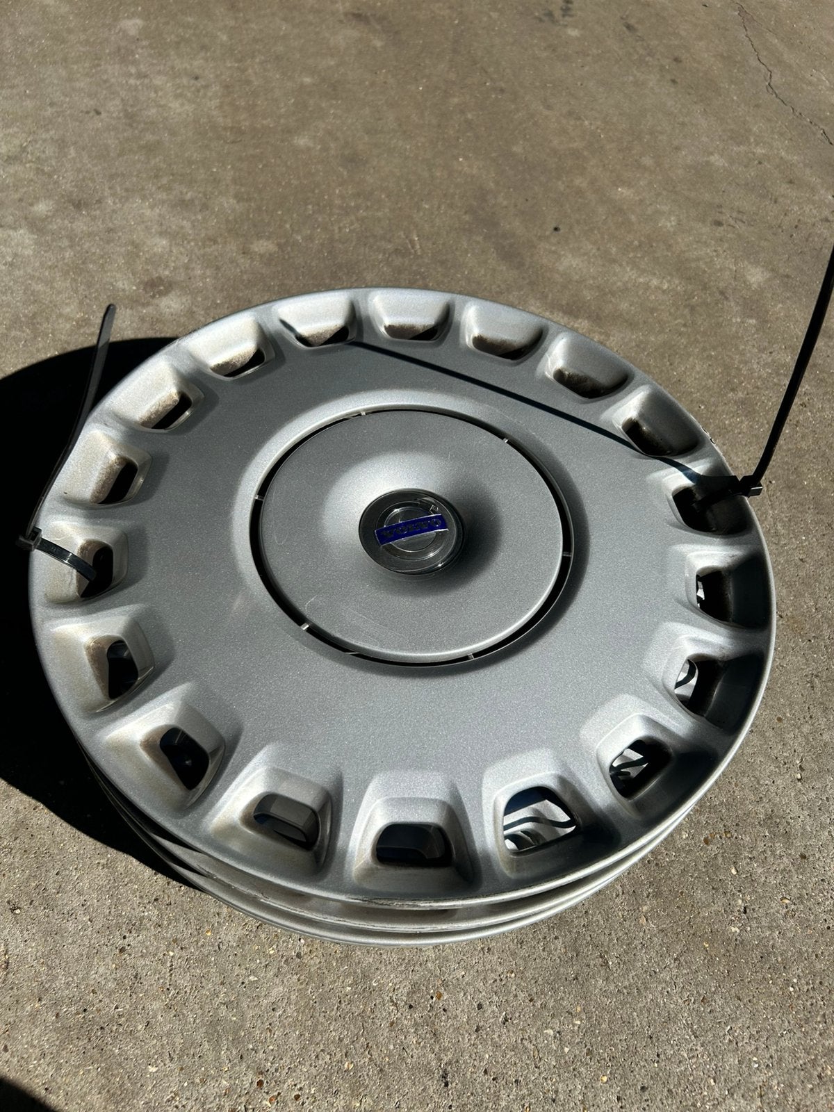 Volvo wieldoppen 4 stuks 15inch, Ophalen, Gebruikt