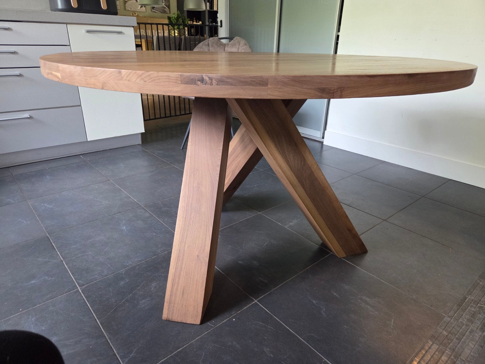 Ronde eettafel van notenhout met uniek onderstel, Rond, Ophalen of Verzenden, Zo goed als nieuw, Vier personen