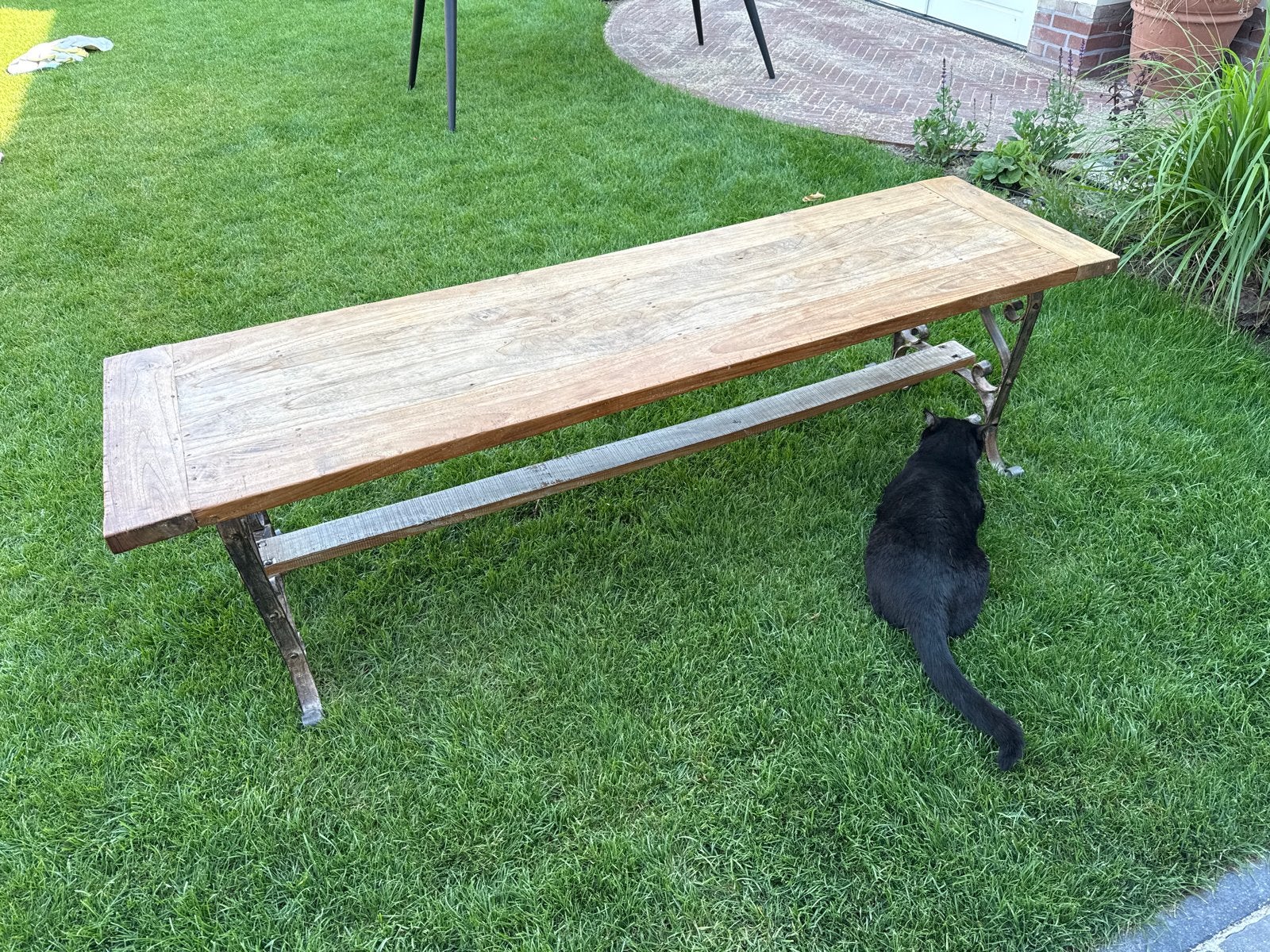 Robuuste houten salontafel/bank met smeedijzeren onderstel, Ophalen
