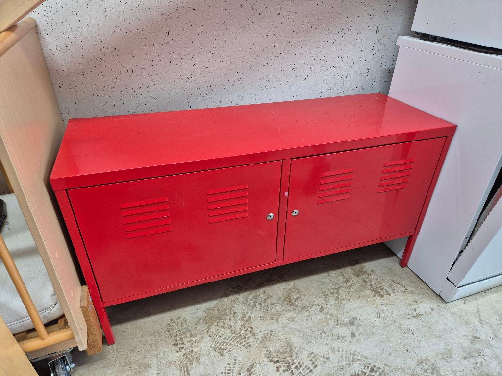 Beschrijving Leuke rode IKEA locker kast met 2 schapjes., Ophalen, Gebruikt