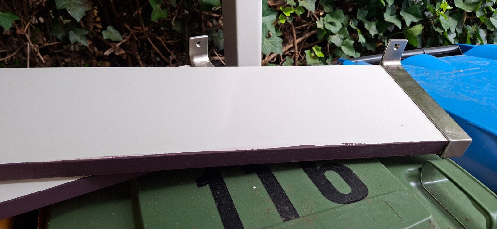 Witte planken met metalen beugels,  Ikea, Ophalen