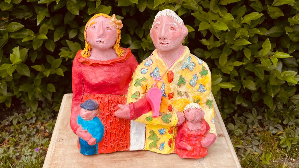 Dit unieke, kleurrijke kunstwerk is een handgemaakt beeldje, Ophalen of Verzenden