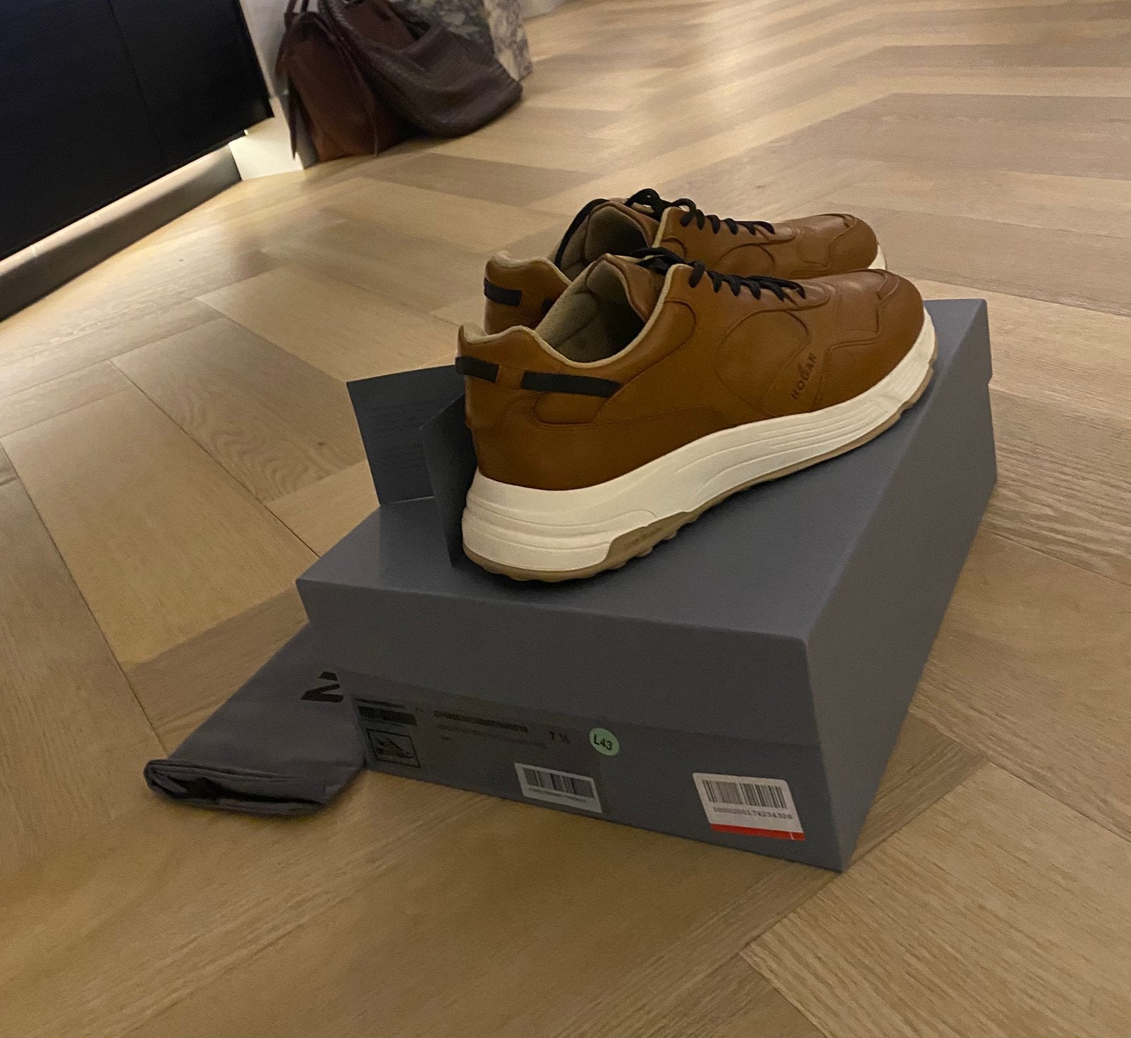 HOGAN SNEAKERS mt 7.5 camel kleur, Ophalen of Verzenden, Zo goed als nieuw, Overige kleuren
