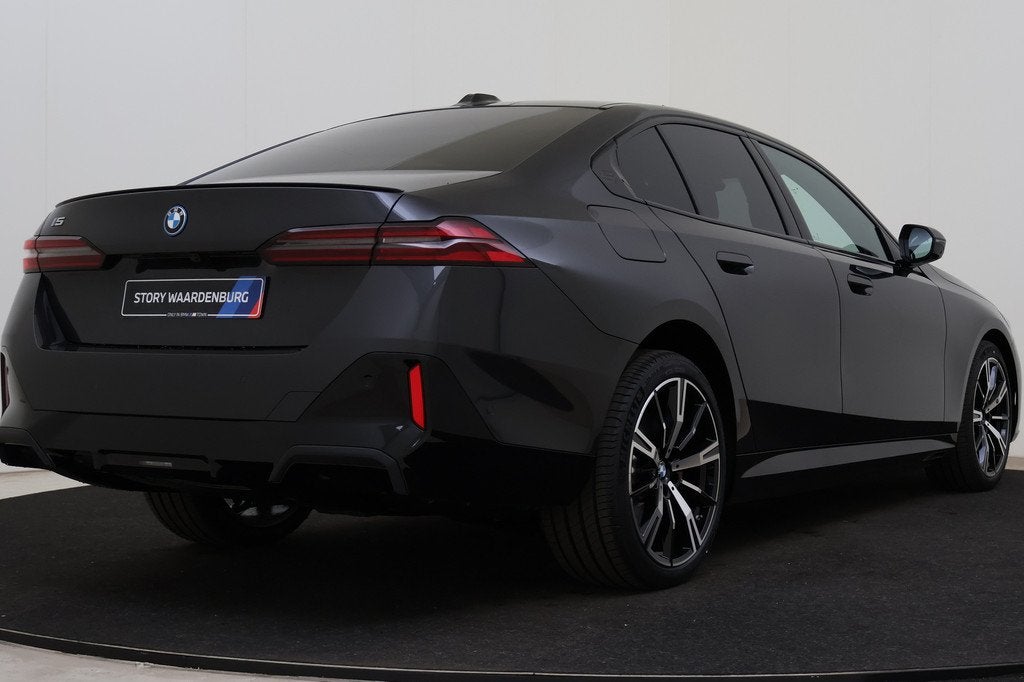 BMW i5 eDrive40 M Sport / Panoramadak / Trekhaak / Comfortst, Auto's, BMW, Automaat, Achterwielaandrijving, Zwart, Nieuw