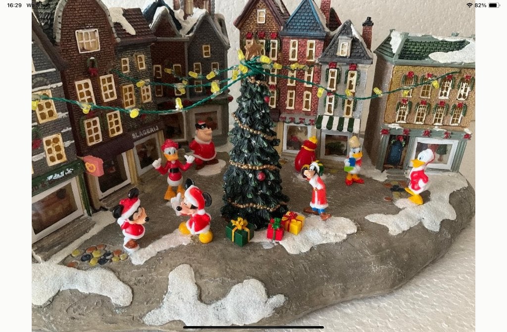 kerstdorp markplein met Disney figuren in kerstoutfit, Verzamelen, Ophalen of Verzenden, Overige figuren, Zo goed als nieuw, Beeldje of Figuurtje