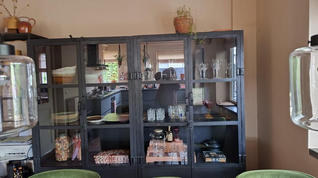 2 Stevige Industriële zwarte metalen vitrine kasten, Huis en Inrichting, Kasten | Vitrinekasten, Zo goed als nieuw, 150 tot 200 cm
