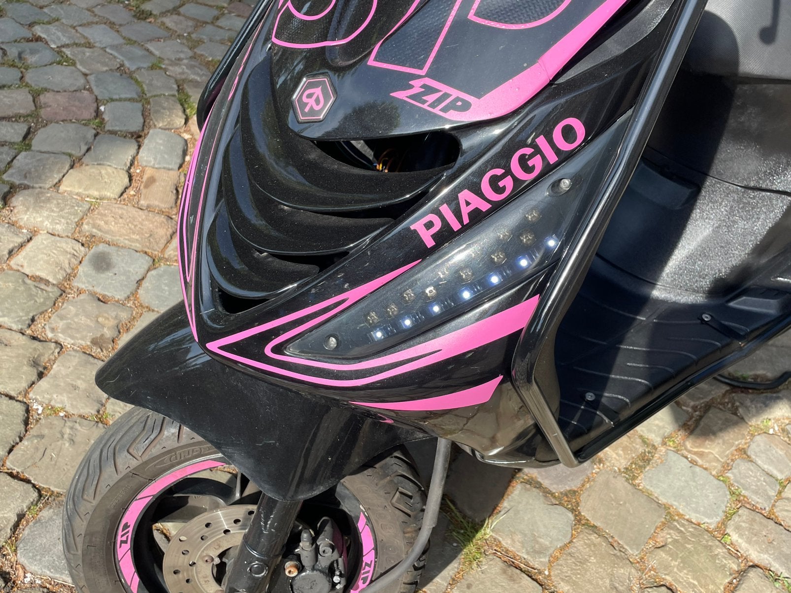 Piaggio zip 4 takt geel kenteken met led verlichting, Fietsen en Brommers, Scooters | Piaggio, Ophalen, Maximaal 45 km/u, Zip