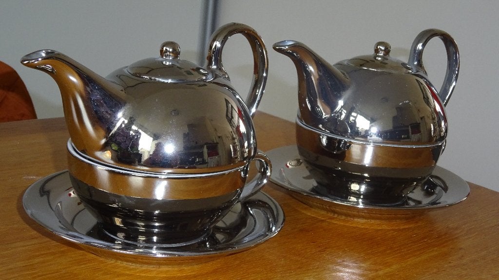 2 Theepotjes Met Kop En Schotel Van Aardewerk., Ophalen of Verzenden, Zo goed als nieuw, Overige stijlen, Kop(pen) en/of Schotel(s)
